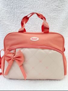 Bolso Maternal Elegante Favori con Mudador – Diseño Estrellas y Moño (Coral / Damasco)