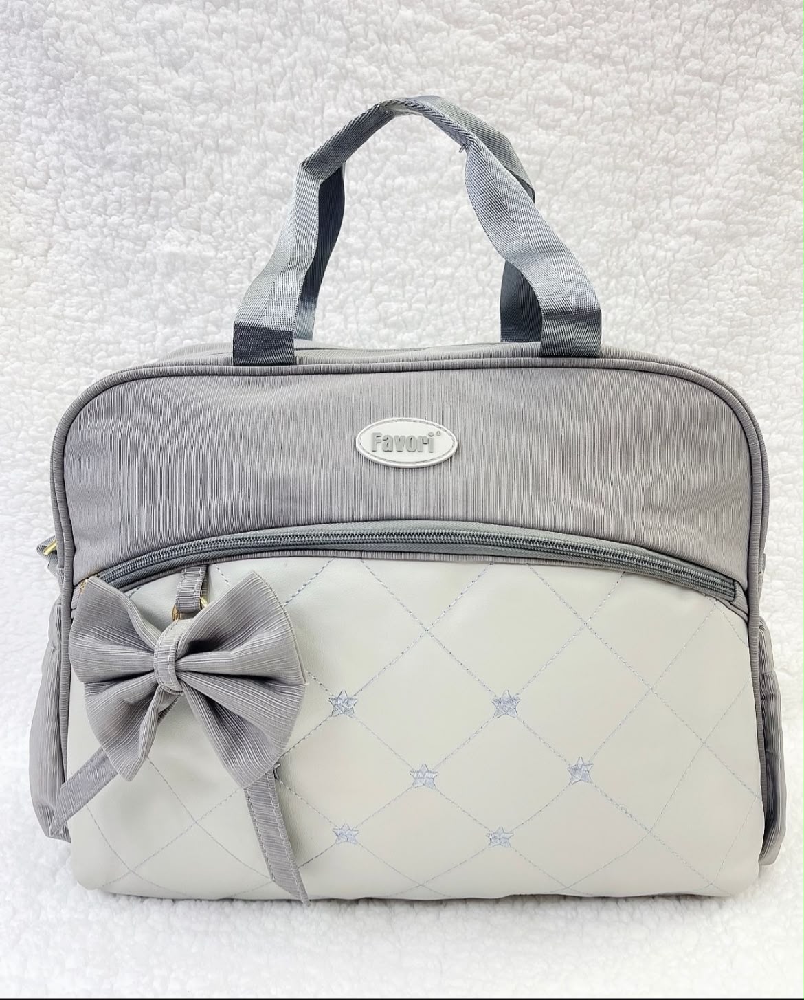 Bolso Maternal Elegante Favori con Mudador – Diseño Estrellas y Moño (Gris / Crema)