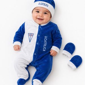 Set Bebé 3 Piezas Plush Universidad Católica – Azul (Osito + Gorro + Mitones)