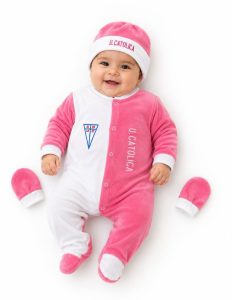 Set Bebé 3 Piezas Plush Universidad Católica – Rosado (Osito + Gorro + Mitones)