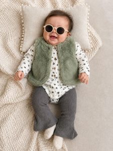 Conjunto Coquette Chic 4 Piezas para Bebé Niña – Chaleco de Piel Sintética Verde Salvia, Body Rib Animal Print / Lunares Abstractos, Pantalón Flare y Lentes de Sol