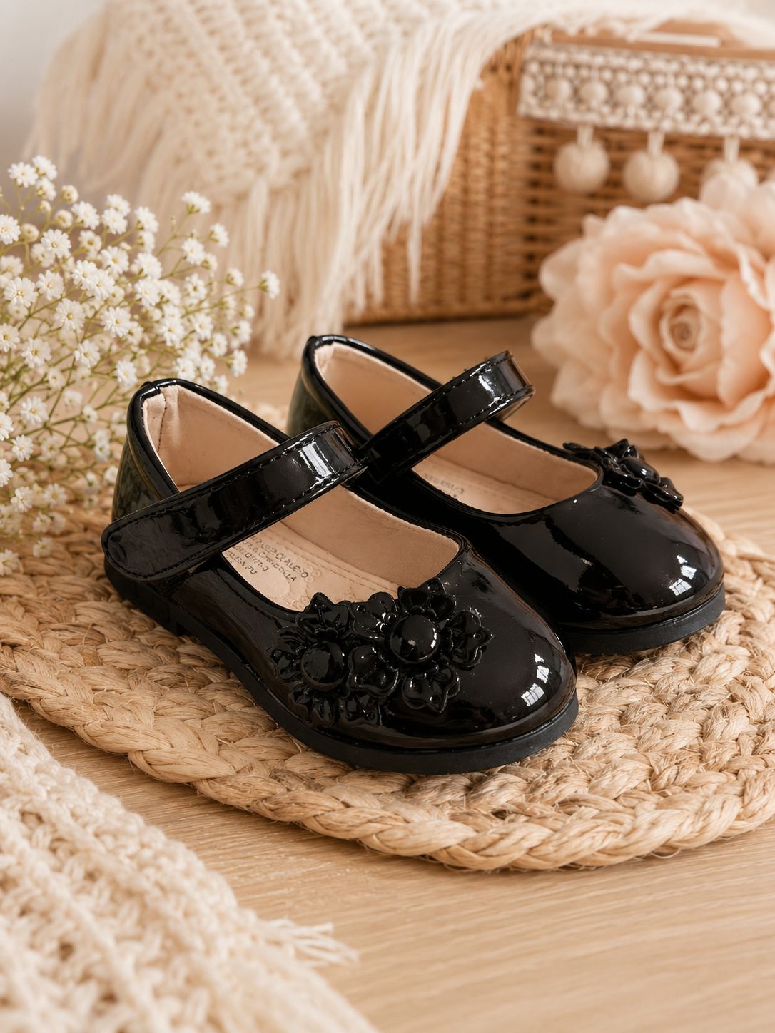 Zapatitos de Charol  Niña con Detalle Floral
