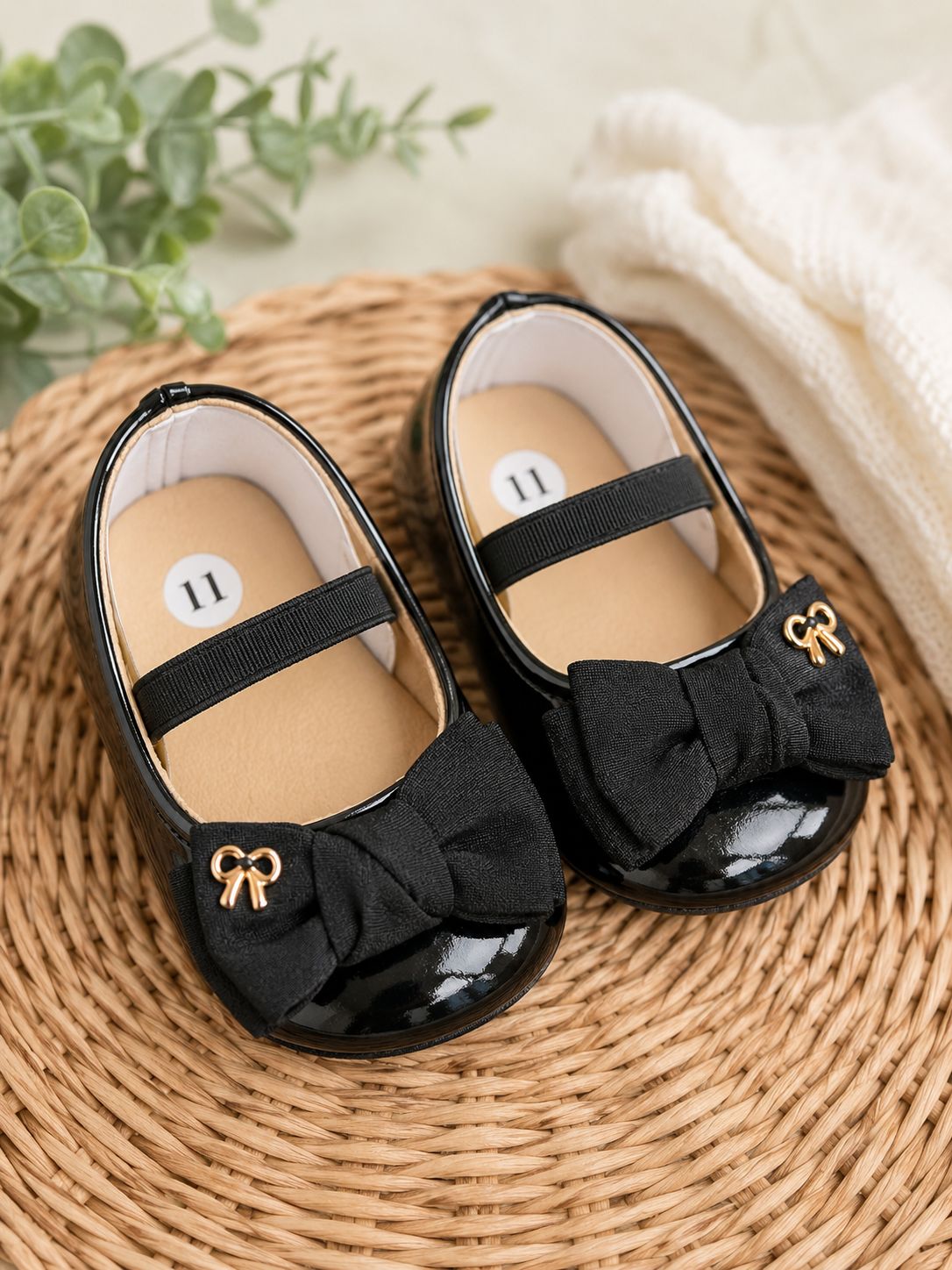Ballerinas de Charol Negro con Moño de Gros y Broche Dorado para Bebé Niña